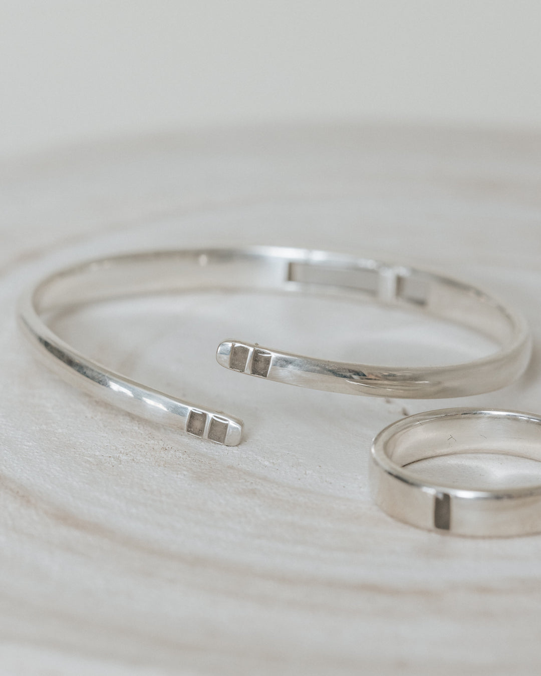 An image of the ashes settings in a silver memorial ring and bracelet set